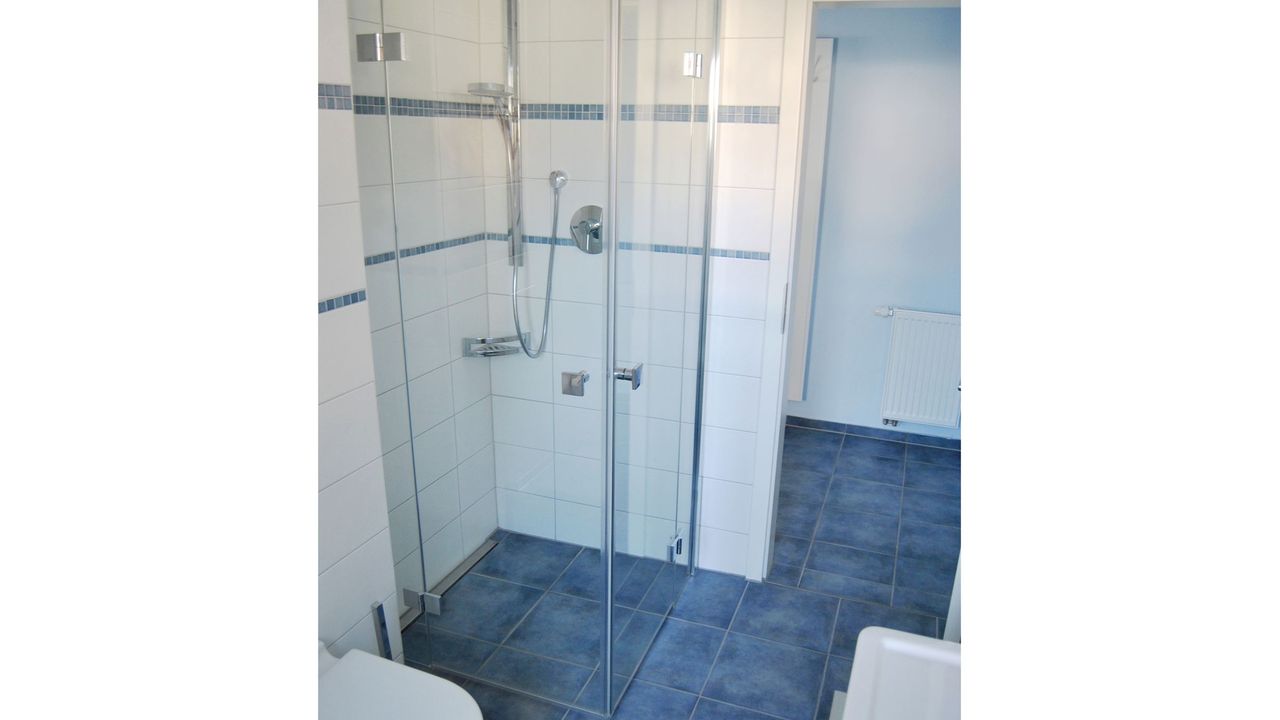 Badezimmer mit ebenerdiger Dusche Badezimmer mit ebenerdiger Dusche